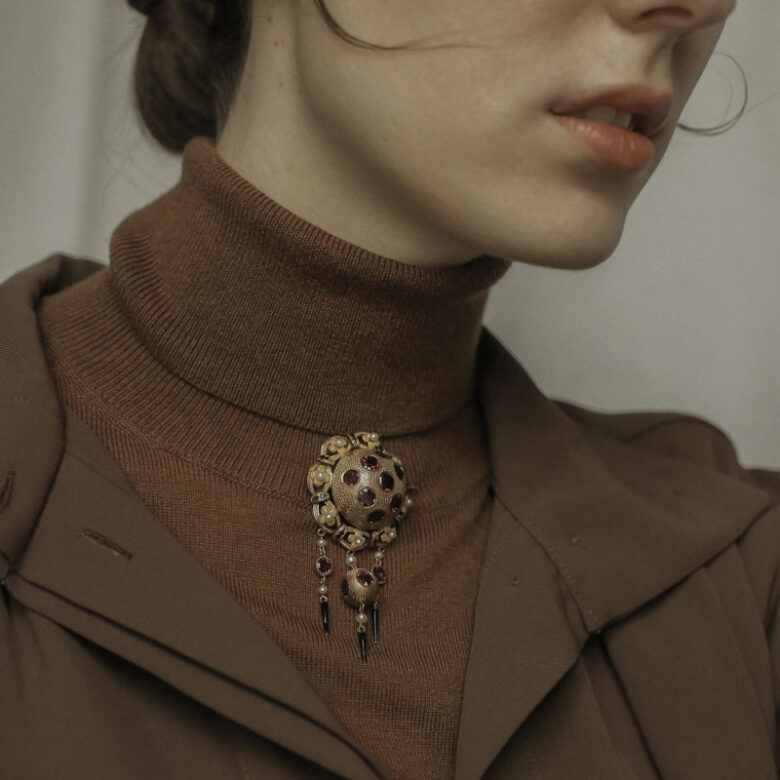 Broche Isabelino S.XIX en oro con amatistas y perlitas - Imagen 4