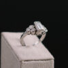 Sortija de oro blanco con diamantes - Imagen 2