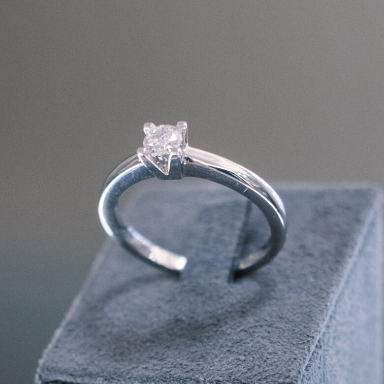 Sortija de oro blanco con diamantes - Imagen 3