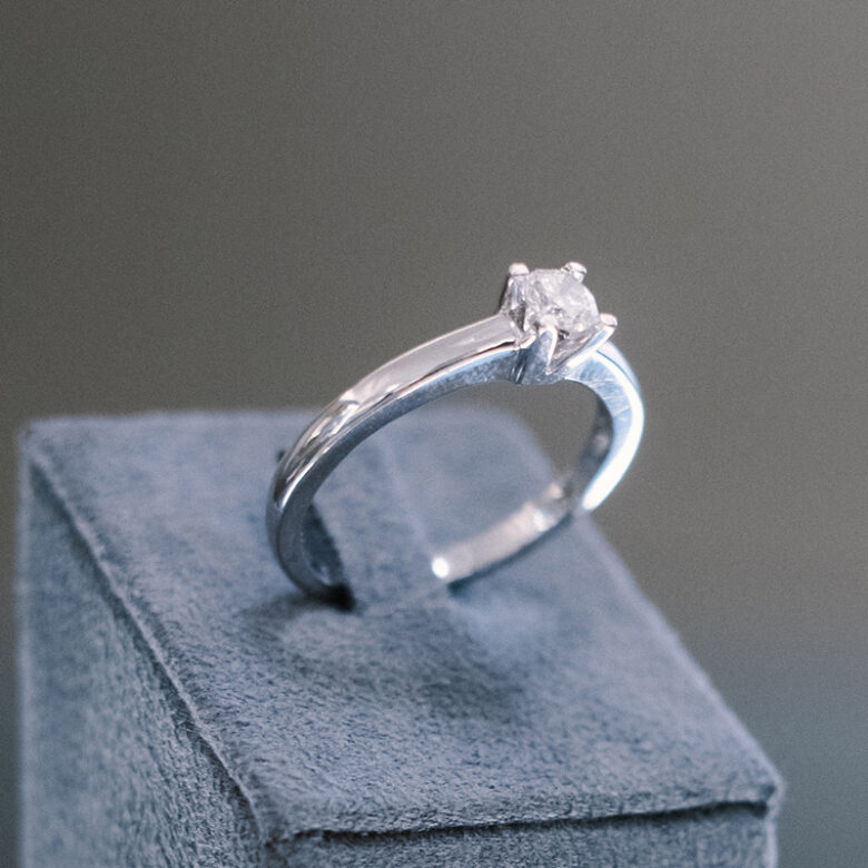 Sortija de oro blanco con diamantes - Imagen 4