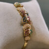 Pulsera años setenta de oro con diamantes, esmeraldas, zafiros y rubíes