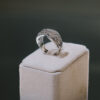 Sortija de oro blanco con diamantes - Imagen 2