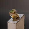 Sortija de oro amarillo con peridoto y diamantes