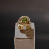 Sortija de oro amarillo con peridoto y diamantes - Imagen 3