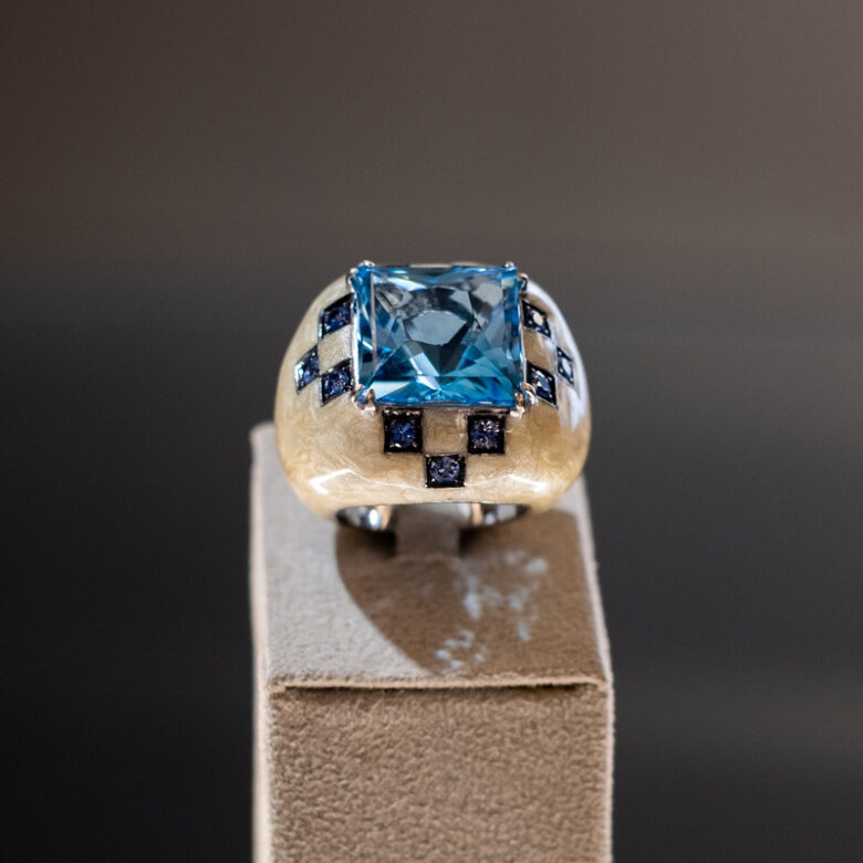 Sortija de oro blanco esmaltada con topacio y zafiros - Imagen 2