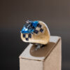Sortija de oro blanco esmaltada con topacio y zafiros