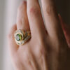Sortija de oro amarillo con peridoto y diamantes - Imagen 2
