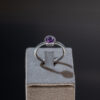 Sortija de oro blanco montada con amatistas y diamantes
