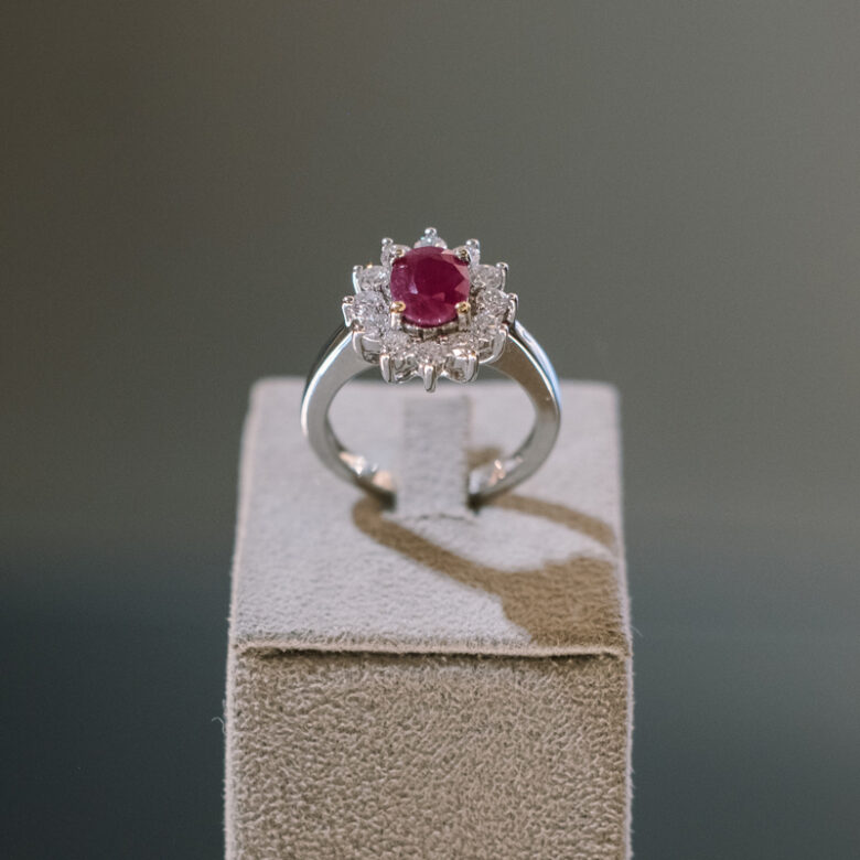 Sortija de oro blanco diamantes y rubí