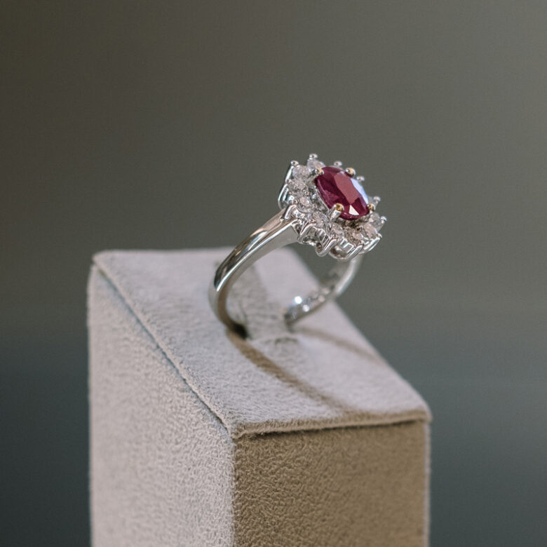 Sortija de oro blanco diamantes y rubí - Imagen 2