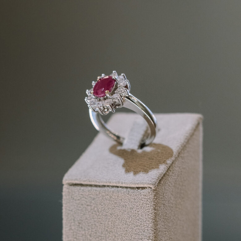 Sortija de oro blanco diamantes y rubí - Imagen 3