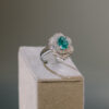 Sortija de oro blanco con esmeraldas y diamantes - Imagen 2
