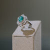 Sortija de oro blanco con esmeraldas y diamantes - Imagen 3