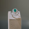 Sortija de oro blanco esmeralda y diamantes
