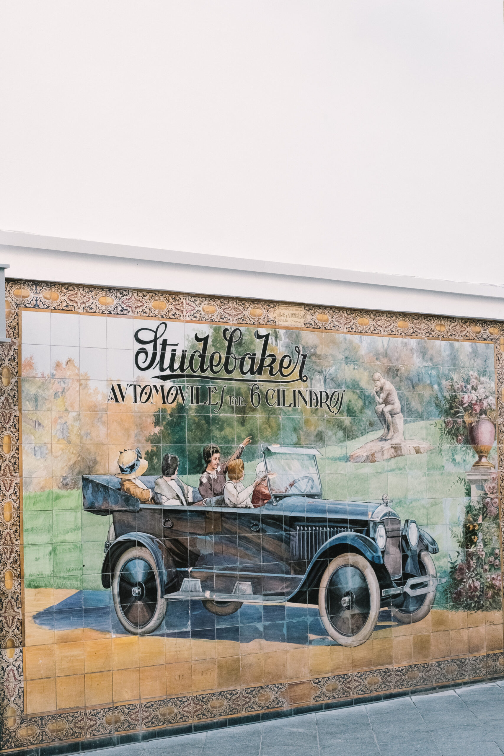 Azulejo studebaker antiguo de la fachada de la Joyería Chico en la Calle Tetuán de Sevilla