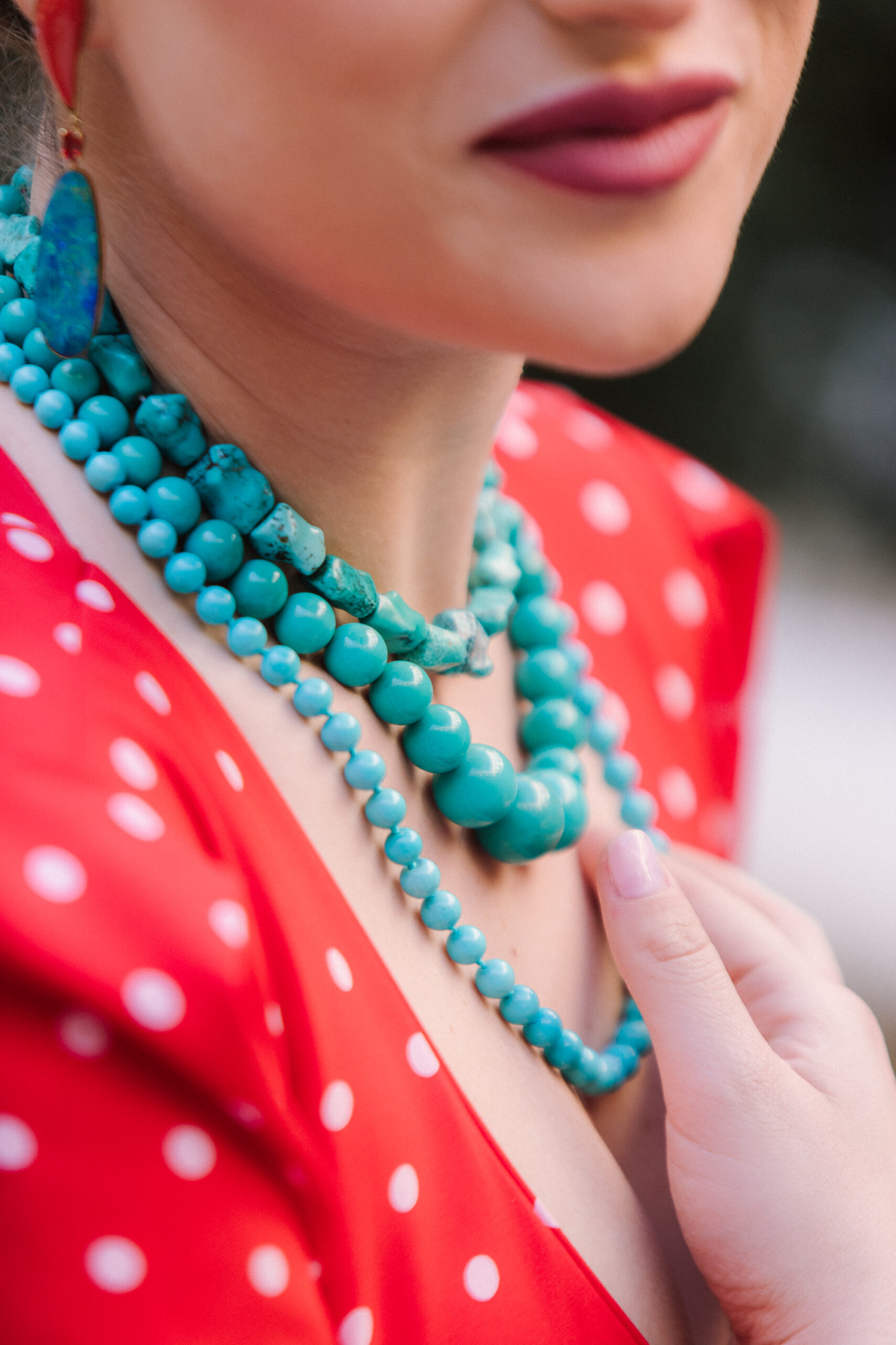 Collares de piedras turquesas para la Feria de Sevilla. Joyas para la feria de abril de Sevilla. Mujer con pendientes y collares en la Feria de Sevilla.