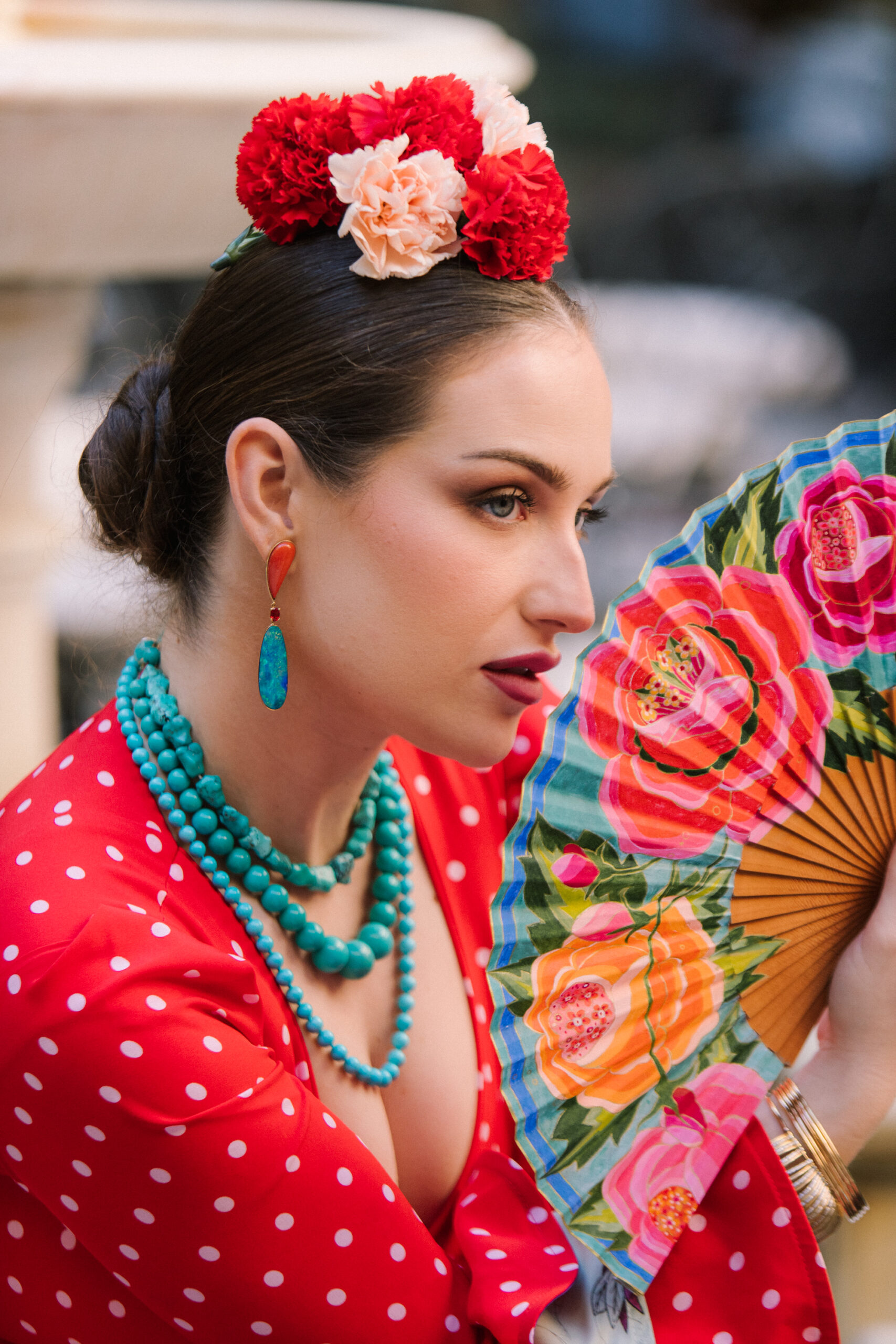 Joyas para la feria de abril de Sevilla. Mujer con pendientes y collares en la Feria de Sevilla.
