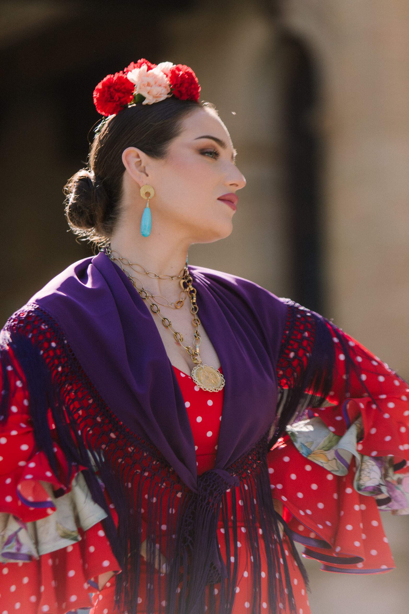 Pendientes de turquesas para la Feria de Sevilla. Joyas para la feria de abril de Sevilla. Mujer con pendientes y collares en la Feria de Sevilla.