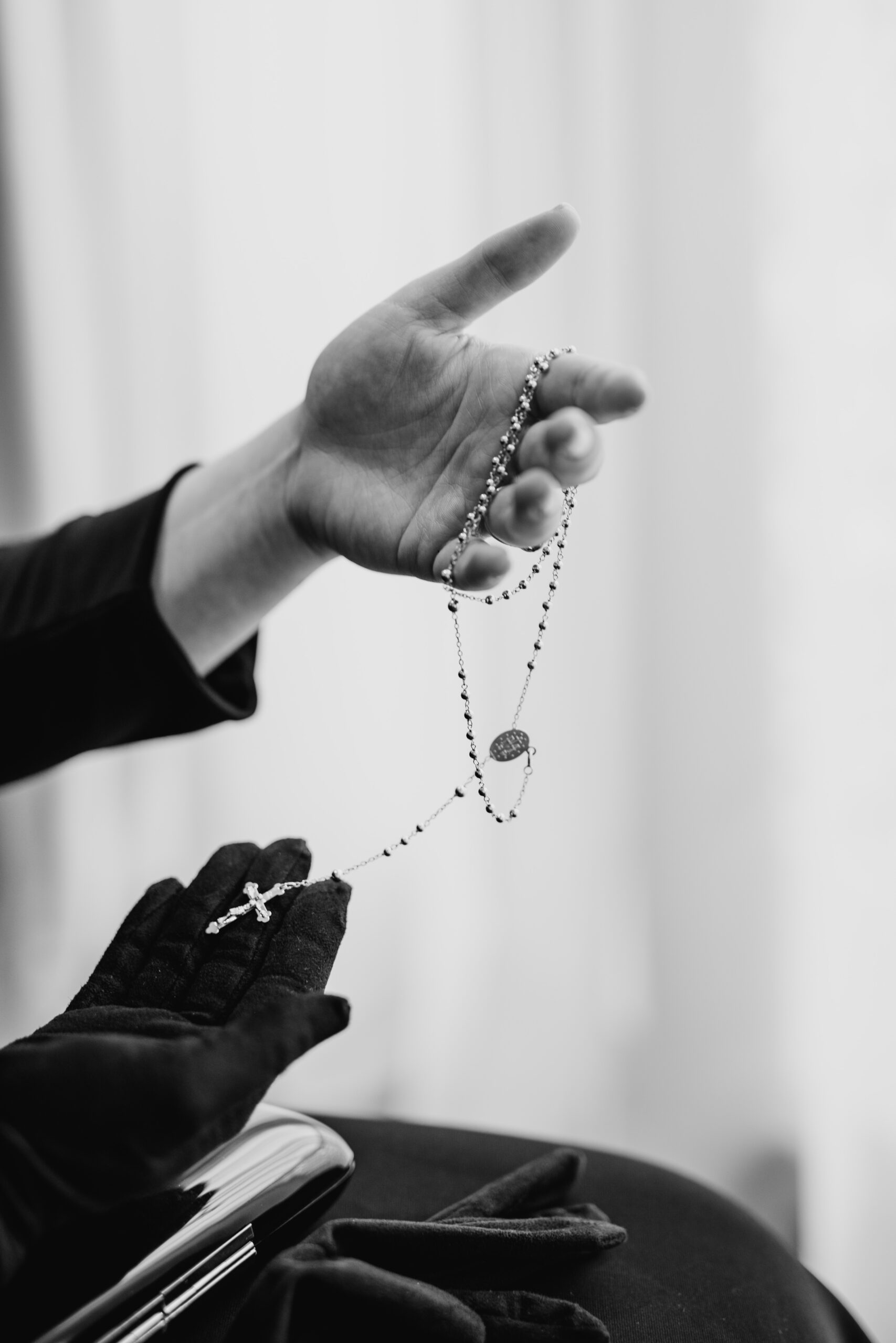 Joyas para mantilla en la Semana Santa de Sevilla