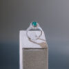 Sortija de oro blanco con diamantes y esmeralda