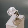 Sortija de perla en oro blanco con diamantes - Imagen 2