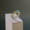 Sortija de oro con peridotos y topacio azul