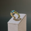 Sortija de oro con peridotos y topacio azul - Imagen 2