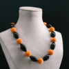 Collar de coral naranja y coral negro montado en oro