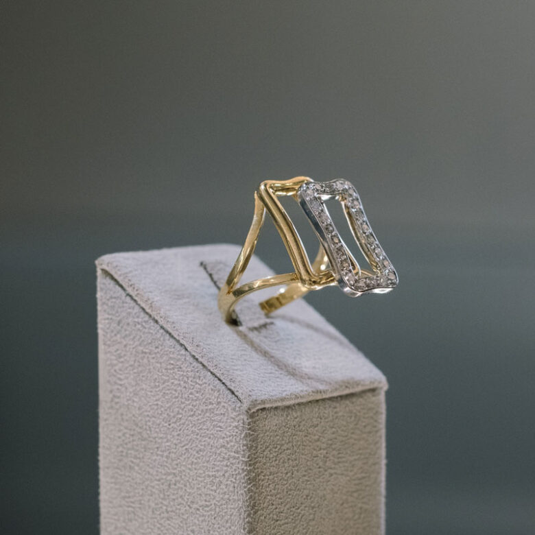 Sortija bicolor con diamantes - Imagen 4