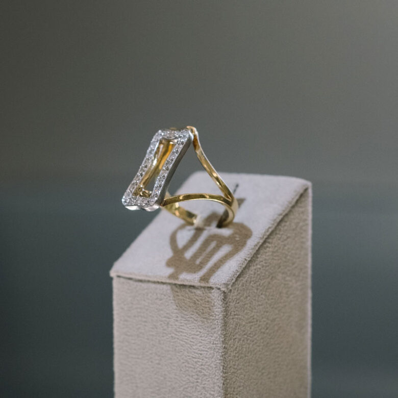 Sortija bicolor con diamantes - Imagen 3