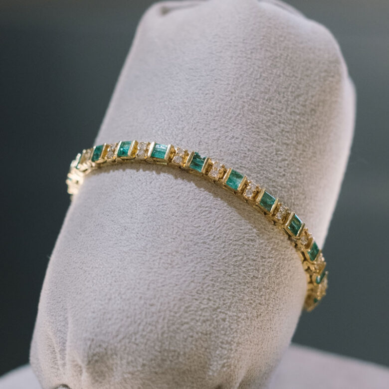 Pulsera de esmeraldas y diamantes en oro