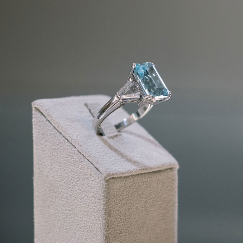 Sortija vintage de aguamarina y diamantes montada en oro blanco - Imagen 2