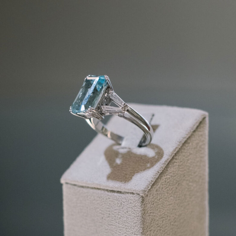 Sortija vintage de aguamarina y diamantes montada en oro blanco - Imagen 3