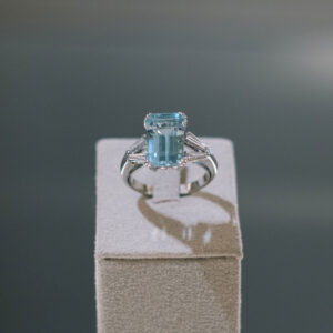 Sortija vintage de aguamarina y diamantes montada en oro blanco