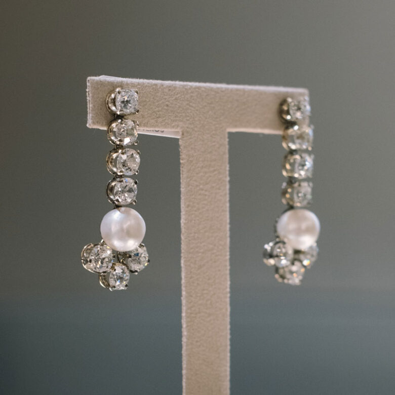 Pendientes antiguos de oro montados con diamantes y perlas - Imagen 2