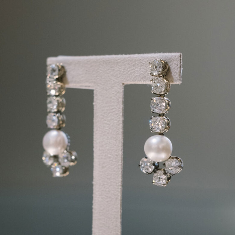 Pendientes antiguos de oro montados con diamantes y perlas