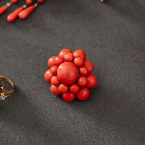 Broche antiguo de coral