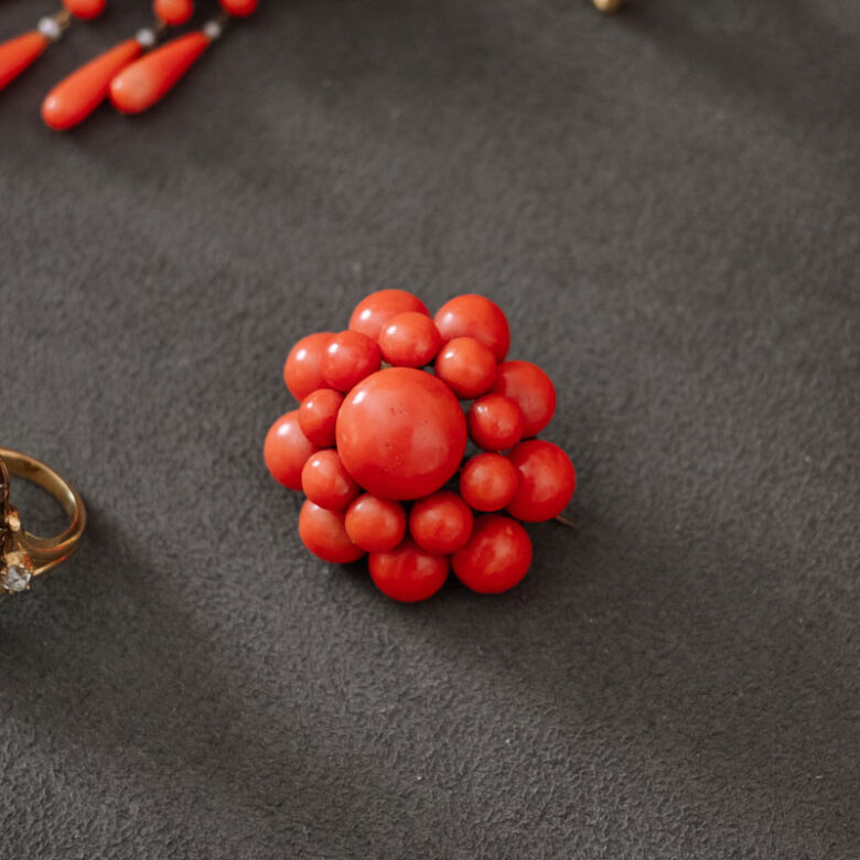 Broche antiguo de coral