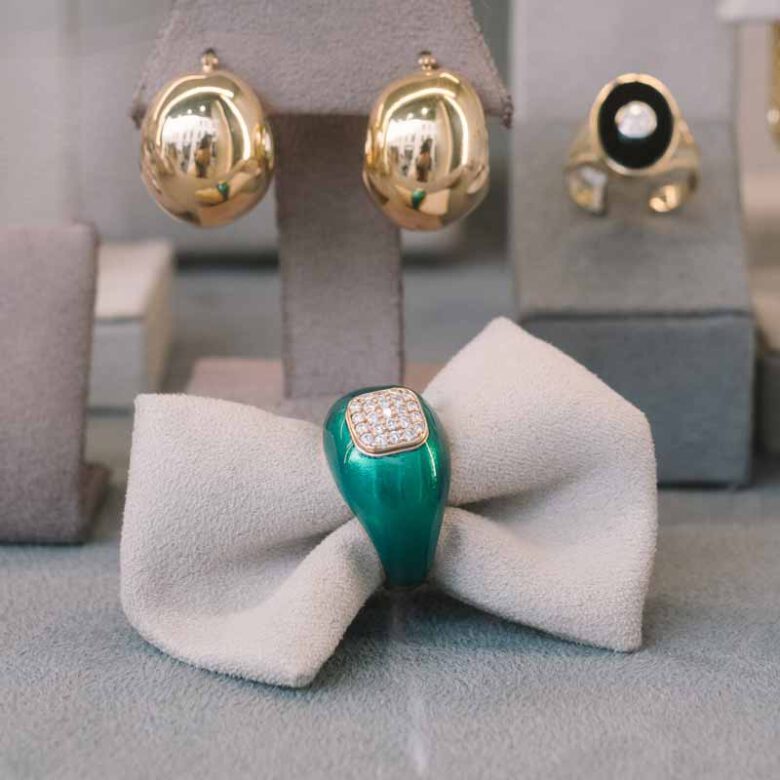 Sortija de oro esmaltada en verde con diamantes - Imagen 2