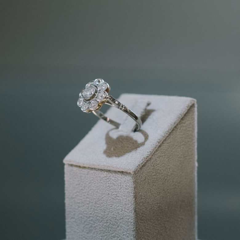 Sortija antigua de oro blanco y diamantes
