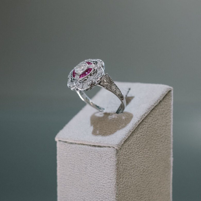 Sortija Art-Decó de platino con diamantes y rubíes - Imagen 2
