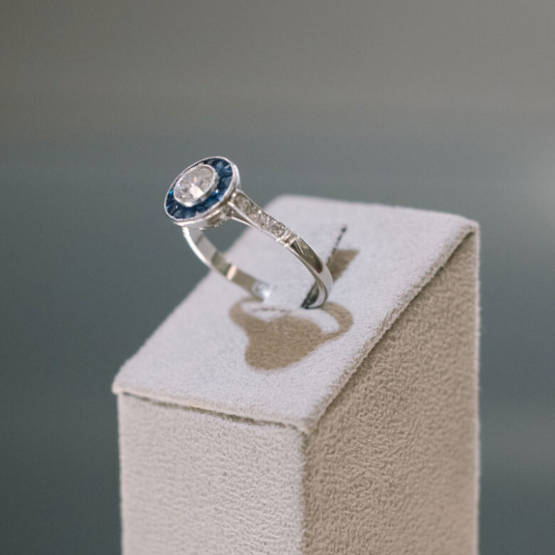 Sortija Art-Decó ojo de perdíz montada con diamante y zafiros - Imagen 3