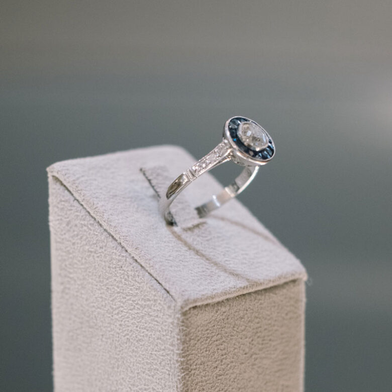 Sortija Art-Decó ojo de perdíz montada con diamante y zafiros - Imagen 2