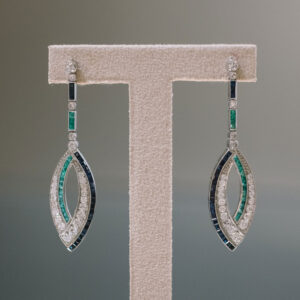 Pendientes Art-Decó de platino montados con diamantes zafiros y esmeraldas