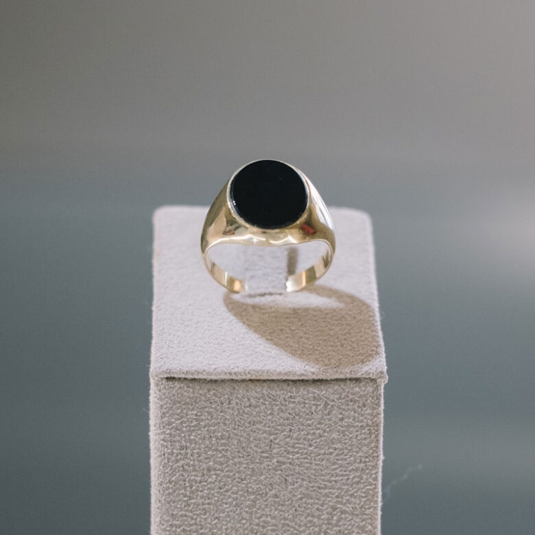 Sortija sello de oro y ónix
