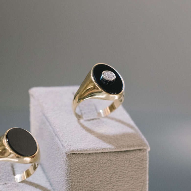 Sortija sello de ónix en oro con diamantes - Imagen 2