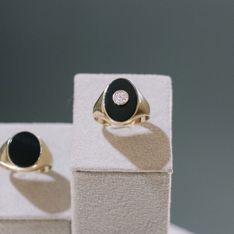 Sortija sello de ónix en oro con diamantes
