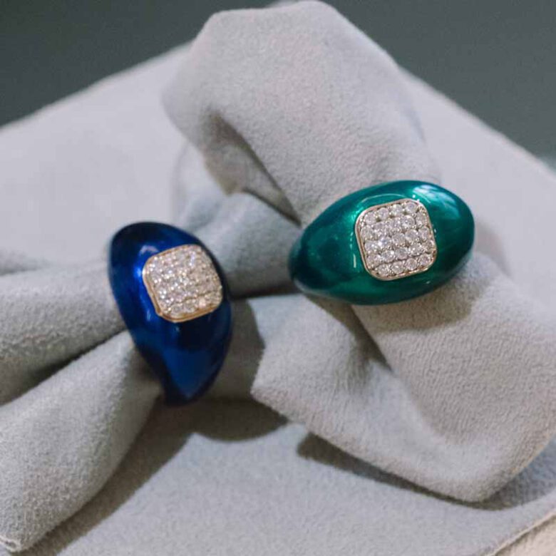 Sortija de oro rosa esmaltada en azul con diamantes