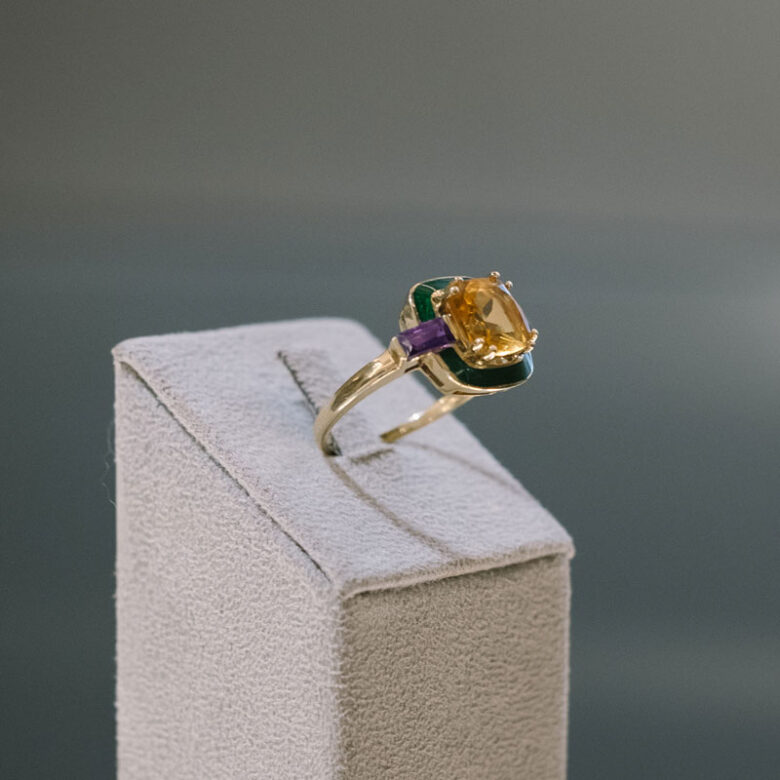 Sortija de oro con esmalte verde montada con cuarzo citrino y amatista - Imagen 3