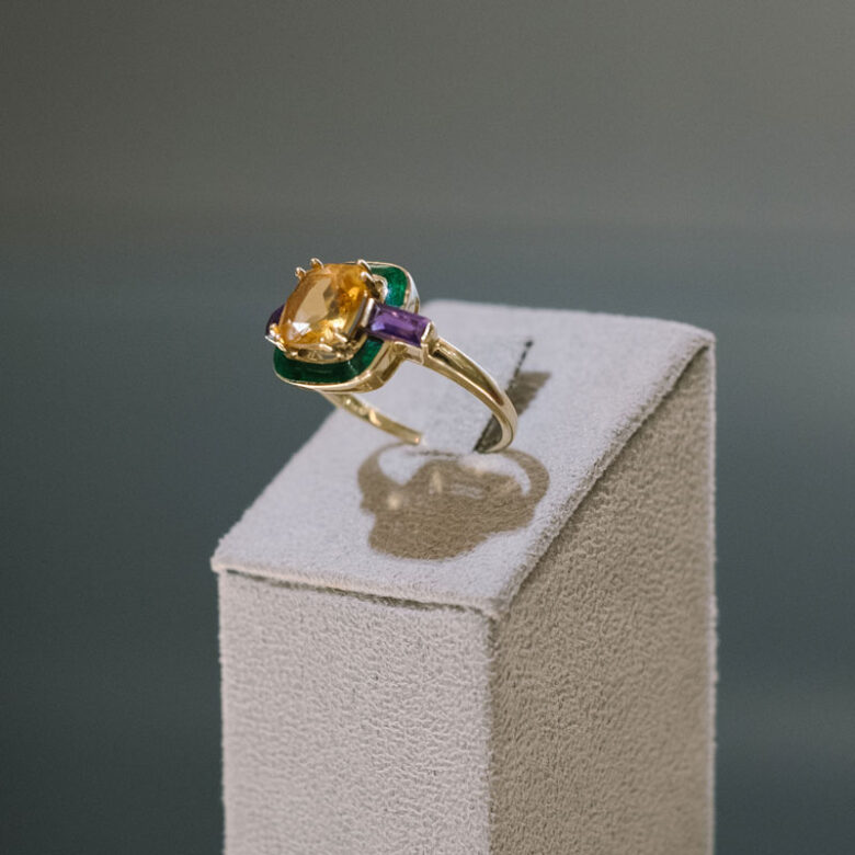 Sortija de oro con esmalte verde montada con cuarzo citrino y amatista - Imagen 2